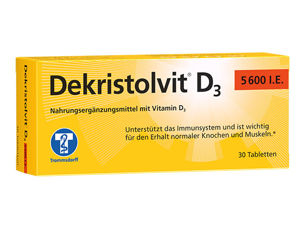 Eine gelbe Schachtel mit Dekristolvit D3 5600 I.E.-Tabletten, einem Vitamin-D3-Präparat, mit 30 Tabletten.