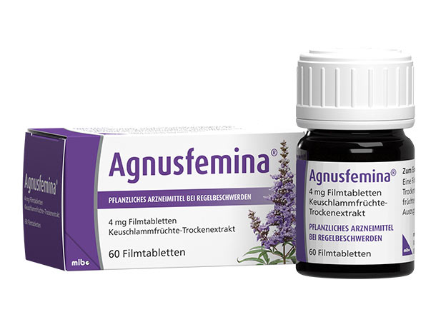 Agnusfemina-Schachtel und Flasche mit violettem Etikett, 60 Filmtabletten und Bild einer blühenden Pflanze auf der Verpackung.