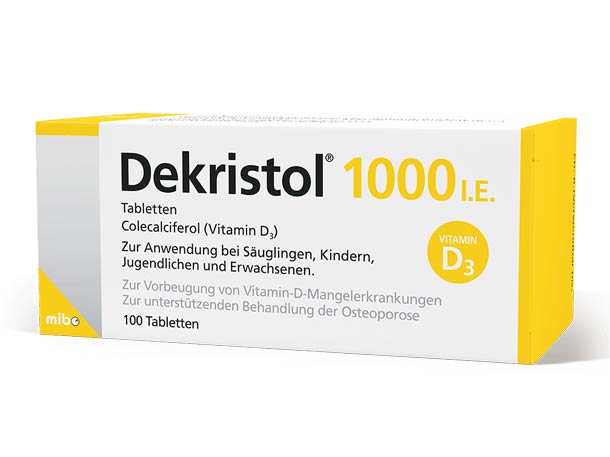 Eine weiß-gelbe Packung Dekristol 1000 I.E. Vitamin-D3-Tabletten zur Vorbeugung von Vitamin-D-Mangelerkrankungen bei Säuglingen, Kindern, Jugendlichen und Erwachsenen.