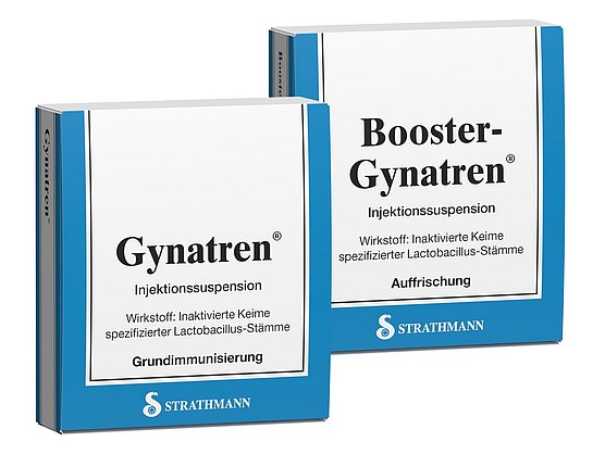 Zwei blau-weiße Schachteln mit der Aufschrift „Gynatren“ und „Booster-Gynatren“-Injektionssuspensionen von Strathmann stehen nebeneinander.