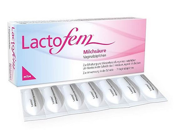 Eine Schachtel Lactofem Milchsäure Vaginalzäpfchen mit einer Plastikblisterpackung mit sieben weißen Zäpfchen auf der Vorderseite.