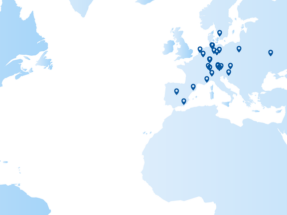 Eine Weltkarte mit Standortmarkierungen in Europa, an der Ostküste der USA, in Kalifornien, Mexiko und in der Karibik.